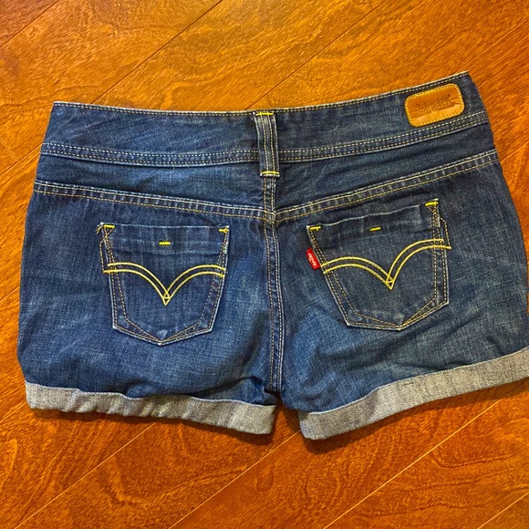 Women’s Levi’s jean shorts - Picture 3 of 5